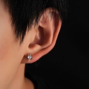Détail macro d'une boucle d'oreille cœur en zircon avec cadre en métal argenté