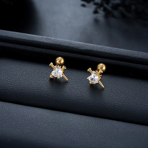 Boucles d'oreilles en acier titane doré avec zircon coeur et design d'épée