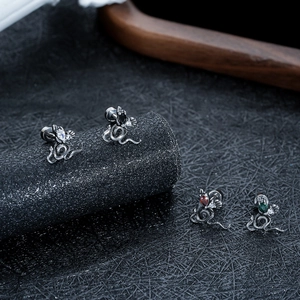 Vue détaillée de boucles d'oreilles en acier titane rétro avec pierres précieuses