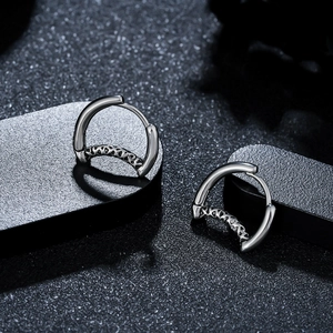 Pendientes de Aro con Gota de Luna de Acero de Titanio Patrón Tallado Vintage Acabado Pulido Joyería de Moda Minimalista