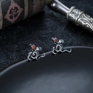 Macro de boucles d'oreilles serpent vintage avec pierres rouges et style luxueux