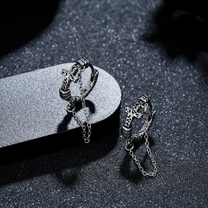 Boucles d'oreilles créoles croix argentées vintage avec chaîne et texture irrégulière