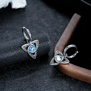 Boucles d'oreilles créoles triangle nœud celtique argenté avec pierre bleue sur fond noir
