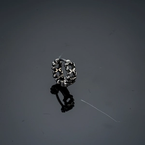 Détail de la boucle d'oreille en titane argenté avec maillons à texture croisée en X
