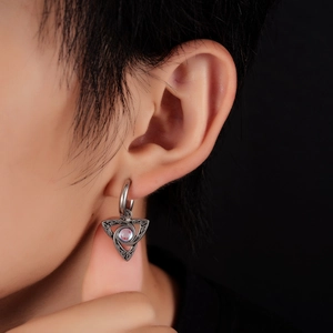 Boucles d'oreilles triangulaires en acier titane avec pierre de lune rose pour tous