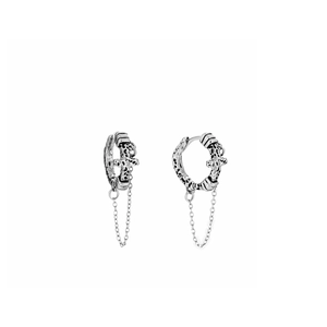 Boucles d'oreilles croix argentées avec texture vintage et longs pendentifs chaîne