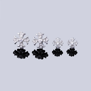 Boucles d'oreilles croix fleur de lys en argent avec zircons et reflet miroir élégant