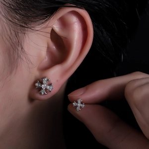 Boucles d'oreilles clous croix iris gothique argentées avec zircons étincelants pour unisexe