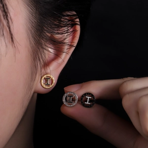 Boucles d'oreilles clous en acier titane avec lettre H en coloris or, argent et noir