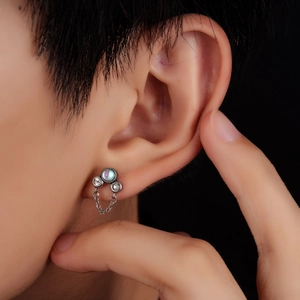 Boucles d'oreilles en titane avec pompon, opale irisée et accents de cristaux brillants