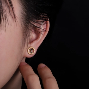 Clou d'oreille rond en acier titane doré avec logo H noir et gravure de lettres