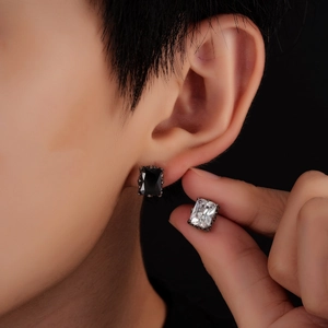 Boucles d'oreilles carrées en zircon et acier titane noir et blanc portées à l'oreille