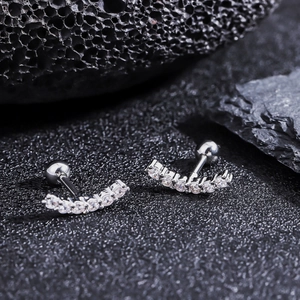 Détail des boucles d'oreilles croissant de lune avec zircone sur pierre volcanique noire