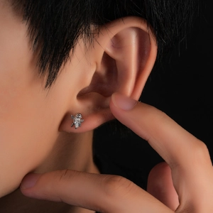 Dettaglio dell'orecchino ad angelo con zircone sull'orecchio di un modello in studio