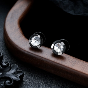 Clous d'oreilles minimalistes en titane noir avec zircon brillant en vue macro