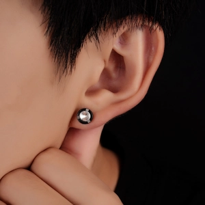 Clou d'oreille en acier titane avec bord noir et pierre zircon sur un mannequin