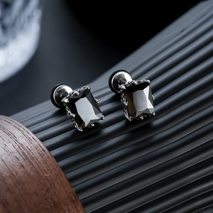 Détail des boucles d'oreilles en zircone noire avec base en métal argenté gravé