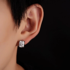 Gros plan d'un clou d'oreille en zircone carrée avec serti à quatre griffes foncées