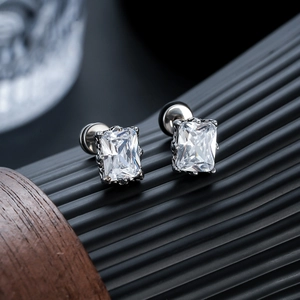 Boucles d'oreilles en acier titane avec zircone cubique carrée au style industriel minimaliste
