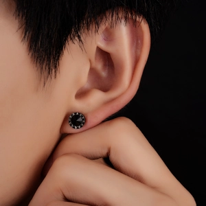Clou d'oreille punk en acier titane avec zircon noir rond et pointes argentées pour hommes