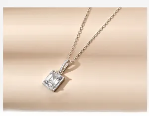 Détail macro du collier en argent sterling S925 avec pendentif en zircone cubique carrée