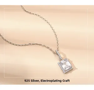 Détail du collier en argent sterling S925 avec pendentif carré en zircon et plaquage