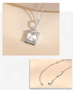Macro d'un pendentif carré en or 18 carats avec zircon blanc et chaîne réglable de détail