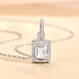 Collier en argent sterling S925 avec pendentif carré taille émeraude et serti halo
