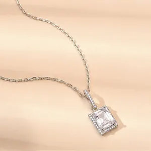 Collier élégant en argent sterling S925 avec pendentif carré serti de zircons