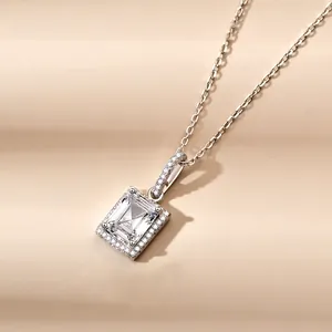 Collier élégant en argent sterling S925 avec cristal de coupe émeraude et pendentif pompon