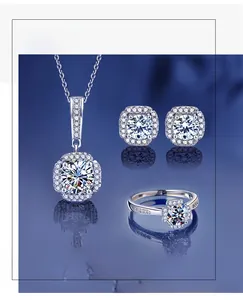 Détail de l'ensemble de bijoux en argent S925 et moissanite avec design halo