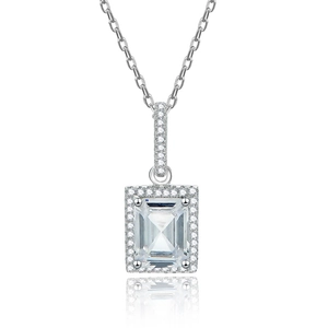 Collier en argent S925 avec pendentif carré taille émeraude sur fond blanc éclatant