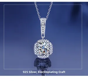 Vue macro du collier avec pendentif halo en argent 925 et pierre de moissanite ronde