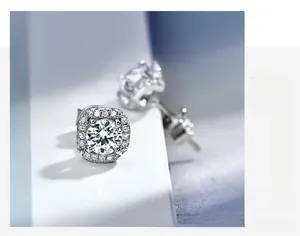 Vue macro de boucles d'oreilles carrées en argent S925 avec pierre de moissanite brillante