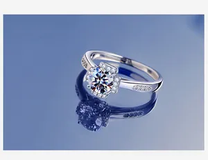 Macro d'une bague en argent 925 avec une pierre de moissanite en forme de fleur