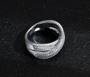 Macro dell'anello in argento S925 con pavé di diamanti incrociati a doppio strato
