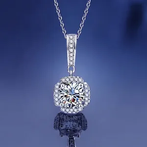 Collier avec pendentif moissanite ronde halo chaîne croisée et reflet miroir sur bleu