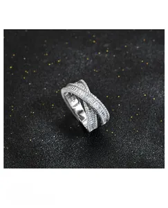 Dettaglio dell'anello in argento placcato multistrato con doppia fila di zirconi incrociati
