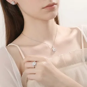 Parure élégante en argent 925 avec collier, boucles d'oreilles et bague en zircon carré halo
