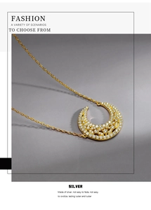 Vue détaillée d'un collier croissant de lune en argent 925 doré serti de zircons