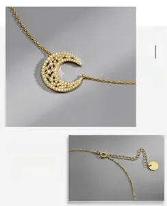 Détail du pendentif lune évidé avec zircons et chaîne dorée réglable avec rallonge
