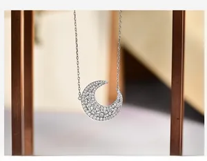 Gros plan d'un collier croissant de lune en argent sterling 925 avec zircons scintillants