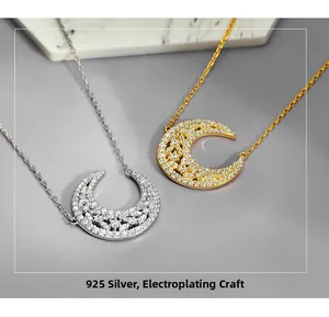 Détail macro de pendentifs lune évidés en argent S925 sertis de zircons brillants