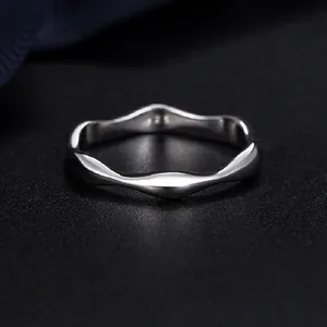 Bague élégante en argent sterling S925 pour femme avec forme de vague irrégulière polie