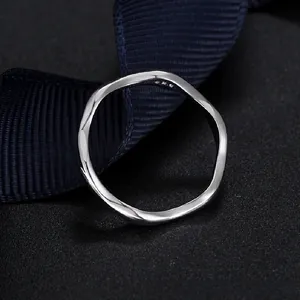 Vue macro d'une bague en argent S925 montrant le poinçon et la texture martelée unique