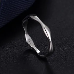 Bague vague irrégulière en argent sterling S925 avec finition polie miroir moderne
