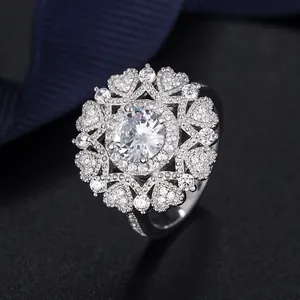 Vue macro d'une bague de luxe en argent avec pierre centrale ronde et sertissage pavé