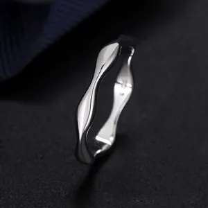 Bague vague irrégulière en argent sterling 925 avec une finition métallique polie