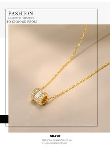 Détail du collier en argent S925 doré avec pendentif cylindre serti de zircons