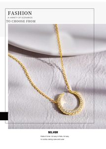 Vue rapprochée du collier pendentif anneau en argent S925 doré avec zircons blancs